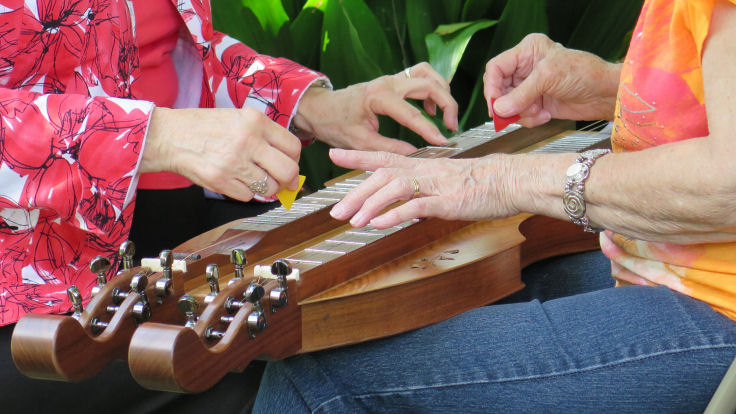 Playing the Mountain Dulcimer